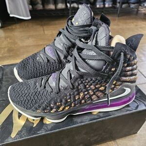 Mens LeBron XVII size 11 laker colors